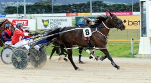 Beautide (Gareth Rattray) gets up to defeat Wundababe (grey) and Winewomenandsong (obscured)