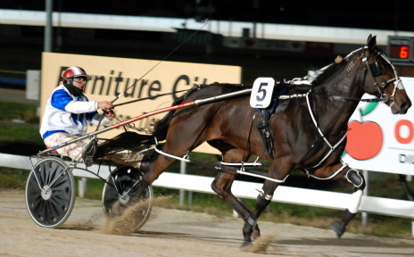 Lickyalips (Ricky Duggan) easily wins the Golden Mile in Launceston clocking a sizzling mile rate of 1.58.9
