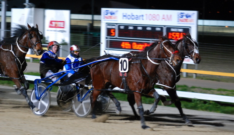 Pachacuti gets up to defeats long odds-on favourite Lickyalips in the Sweepstakes final for 2YO colts and geldings
