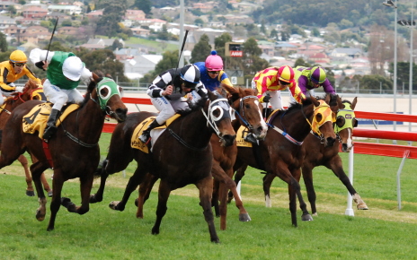 Crown Consul (black and white blinkers) holds out Manhattan Rose (green and white blinkers) and Dazzling Day (pink cap)