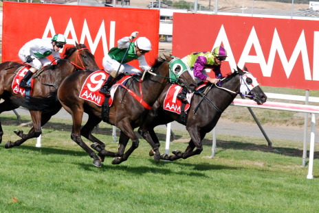 Prevailing (9) about to grab Geegees Blackflash in 2012 AAMI Launceston Cup