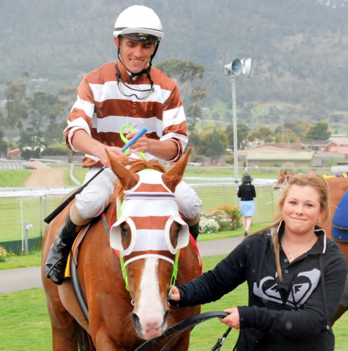 Strapper Nicole Luttrell brings Conbiani back to the unsaddling enclosure
