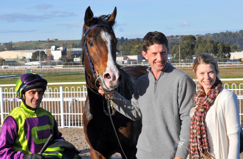 Geegees Doublejay with (L-R) jockey David Pires, trainer Stuart Gandy and Ruth Gandy