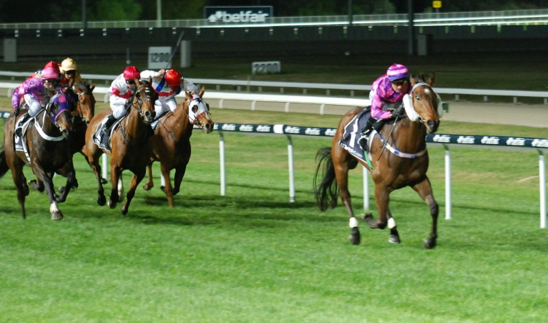 Bideford (David Pires) streets his rivals in class 2 Hcp over 1400m
