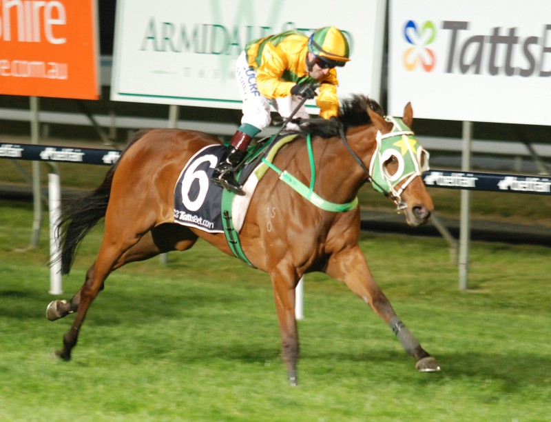 Braver (Rasit Yetimova) forges clear to win the BM62 Hcp over 2100m